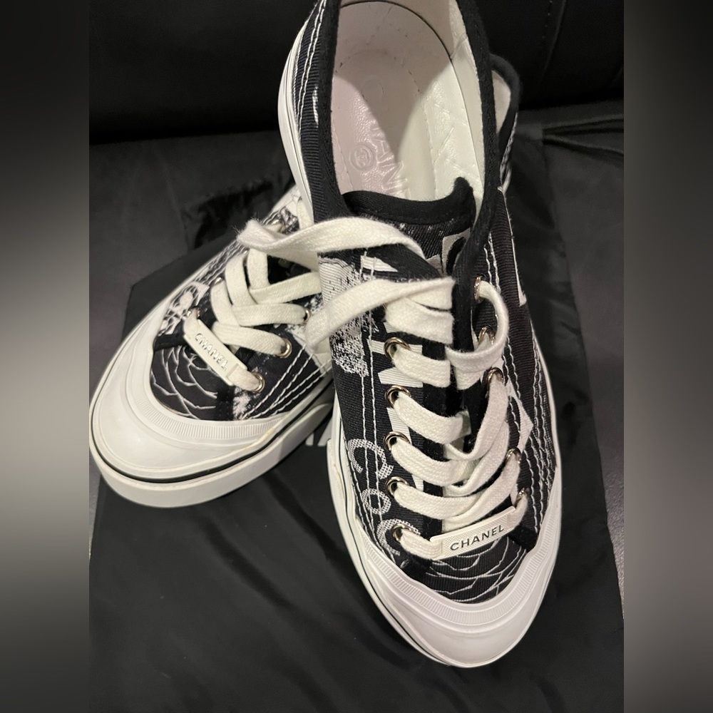 Pre loved Chanel black and white graffiti, logo lowtop sneakers, (39).